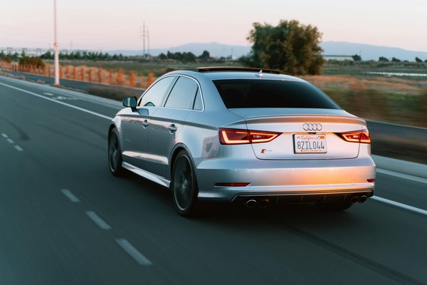 Wie häufig ist eine überprüfung der sicherheitsausstattung meines fahrzeugs erforderlich?